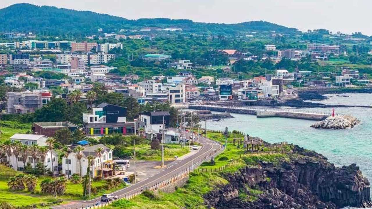 제주 애월해안도로 포구 옆 도로와 해안 쉼터, 언덕 위로 들어선 마을 전경. / 대한민국 구석구석