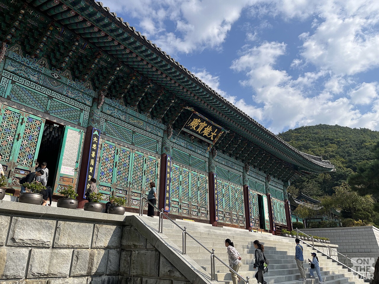 청록색 단청과 꽃살문이 이어진 대웅보전. / 온더투어