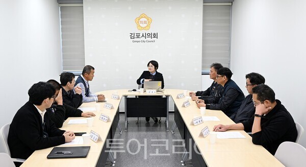 김포시의회 김계순 의장이 22일 시의회 2층 교류실에서 한국노총 경기지역본부 부천김포지역지부와 간담회를 열고 있다.