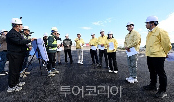 도시환경위원회 의원들이 풍곡IC 일원을 방문해 한강시네폴리스 일반산업단지 진입도로 3구간 개설공사의 추진 현황을 확인하고 있다.