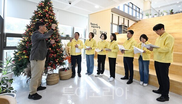 행정복지위원회 의원들이 김포제조융합혁신센터를 방문해 시설 운영 현황과 정을 살펴보고 있다.
