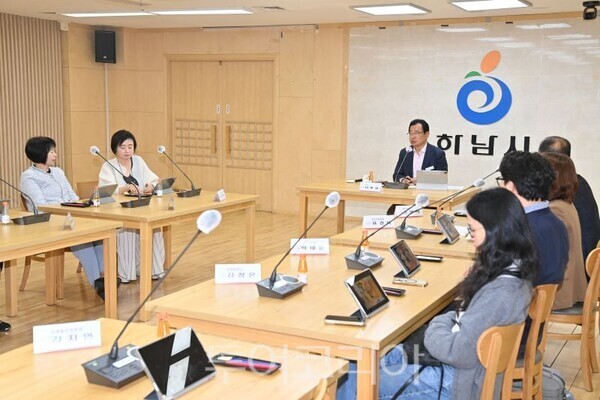 이현재 시장이 어린이회관 조성에 시민 의견을 청취하고 있다/투어코리아뉴스 정명달 기자  사진=하남시