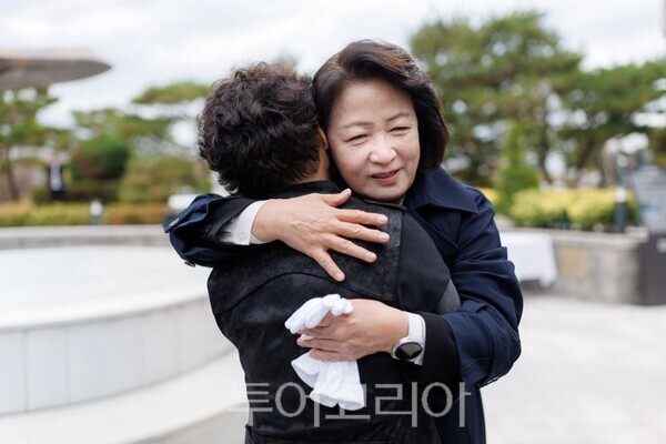 유가족 위로 하는 추미애 지사/투어코리아뉴스 정명달 기자 사진=경기도
