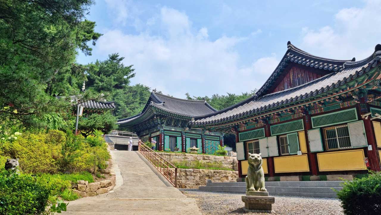 안양 삼성산 안양사 경내에서 전각 앞에 놓인 석상과 계단길. / 지역N문화