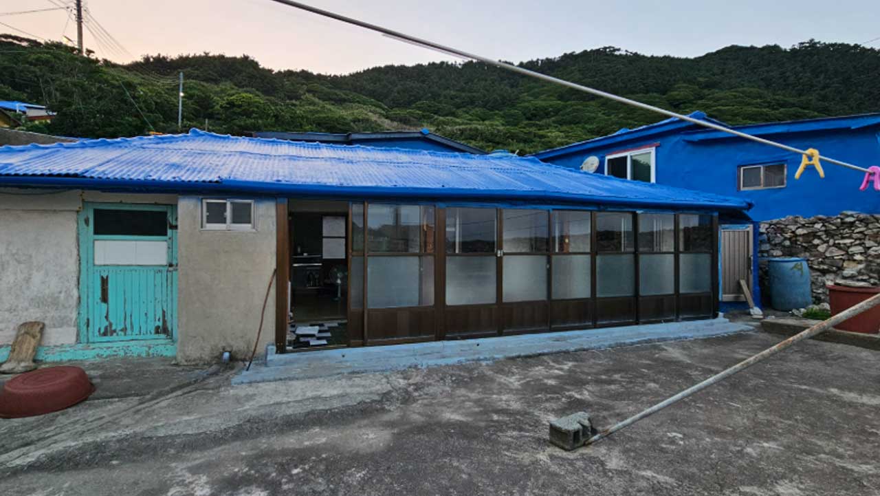 신안 만재도 삼시세끼 촬영장으로 알려진 파란 지붕 집 외관. / 울산항만공사 공식 SNS