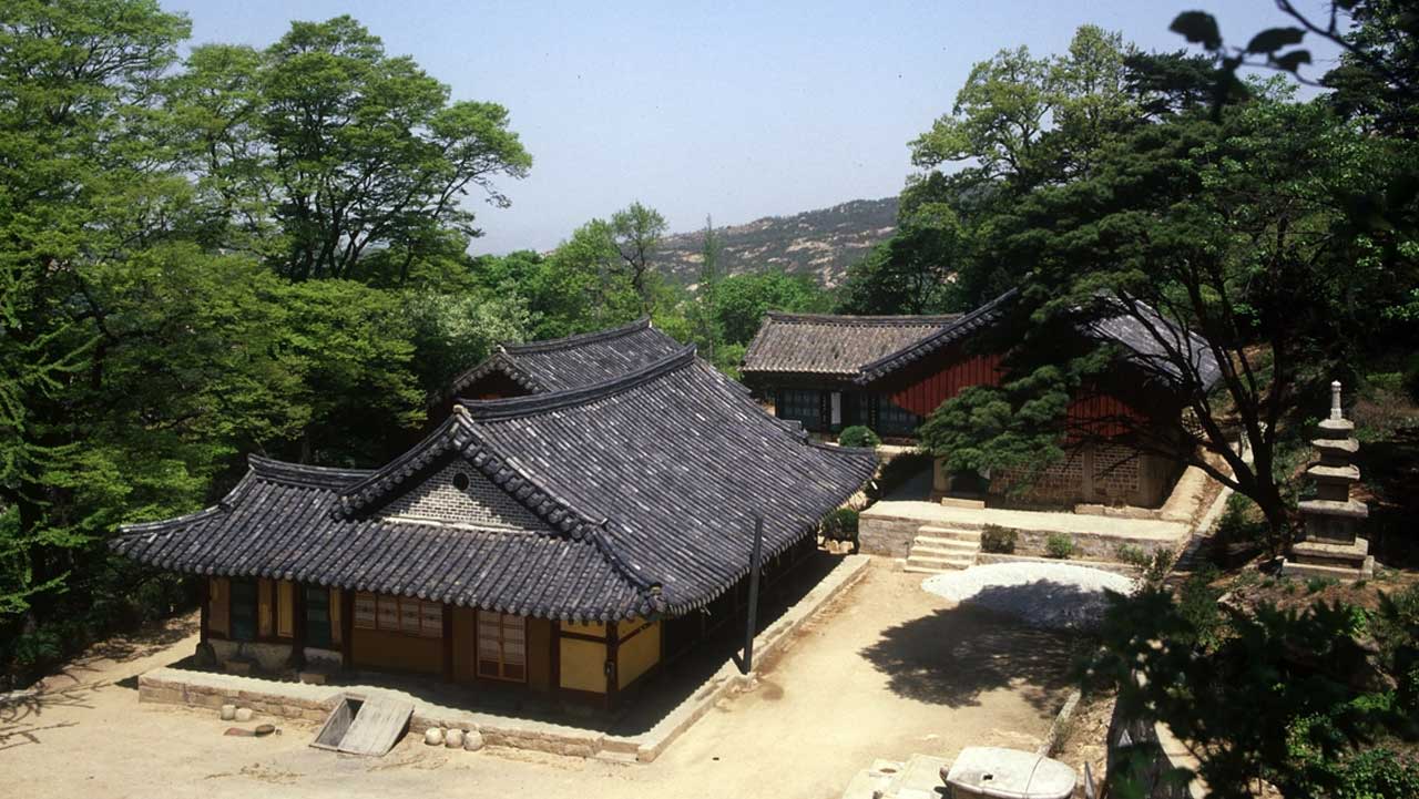 안양 삼성산 삼막사 경내 전경과 숲에 둘러싸인 전각, 오른쪽 석탑. / 한국민족문화대백과사전