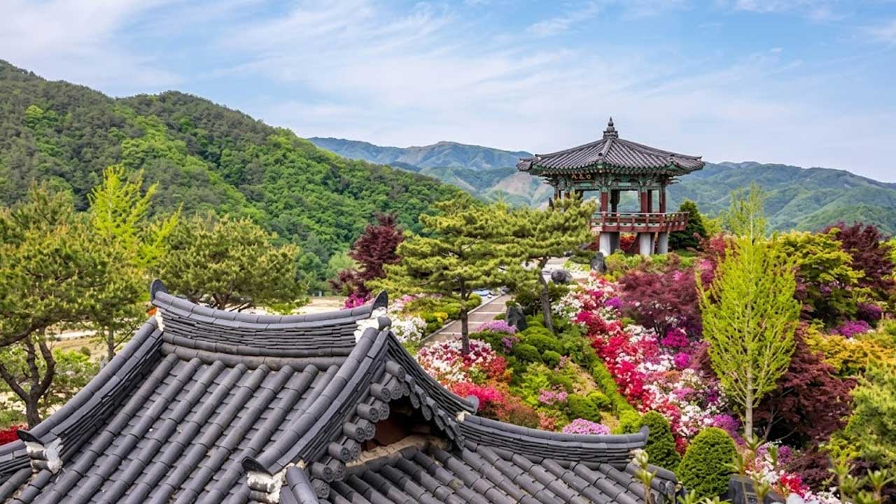 홍천 척야산 문화수목원 기와지붕 너머로 정자와 꽃이 어우러진 풍경. / 홍천군청, ai