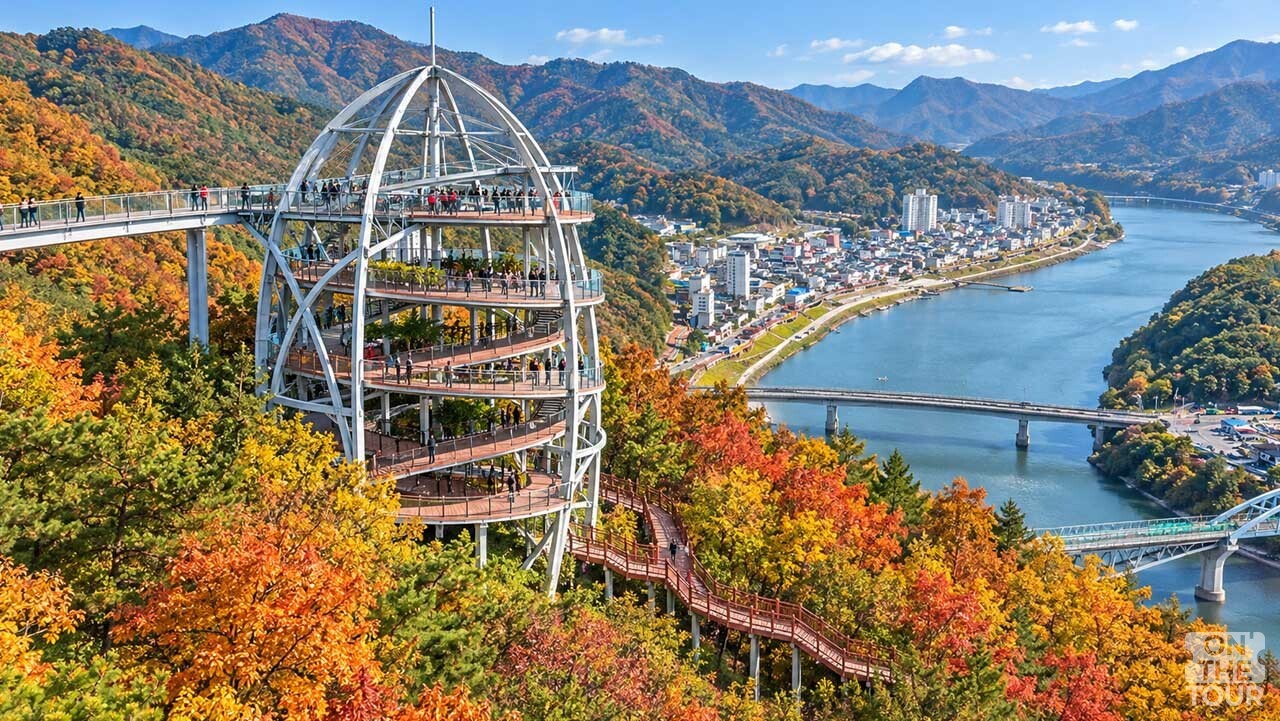단풍으로 물든 산자락과 남한강을 내려다보는 충북 단양 만천하스카이워크. (AI 생성 이미지) / 온더투어