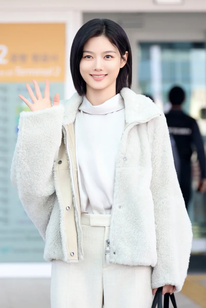 김유정은 모닐리 장식이 더해진 모크넥 티셔츠에 포근한 시어링 재킷을 겹쳐 입었다. / 사진=브루넬로 쿠치넬리
