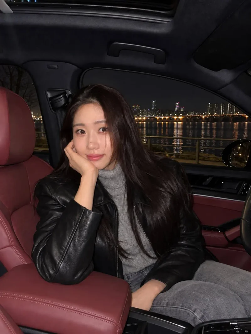 유현주가 구김이 살아 있는 블랙 가죽 재킷에 그레이 터틀넥 니트를 맞춰 입고 가을 흑발을 공개했다. / 사진=유현주 인스타그램