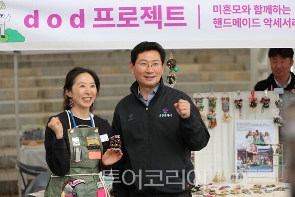 2026 용인시 사회적경제 한마당’에 참여한 참가자와 함께 한 이상일 용인시장/투어코리아뉴스 정명달 기자 사진=용인시