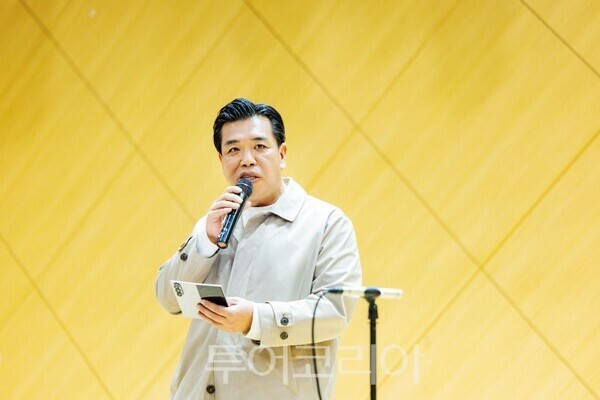 견고한맘 성과공유회 및 발표회·아카이브 전시 ‘우리가 빛나는 순간: Resonance’전 에서 축사 하는 이계철 의장/투어코리아뉴스 정명달 기자 사진=의회