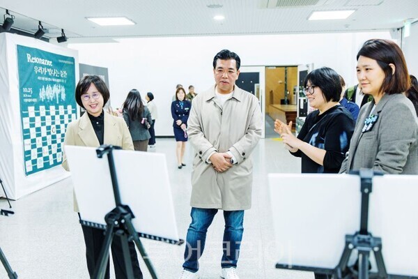 견고한맘 성과공유회 및 발표회·아카이브 전시 ‘우리가 빛나는 순간: Resonance’ 전신 작품 관람하는 익계철 의장/투어코리아뉴스 정명달 기자 사진=의회