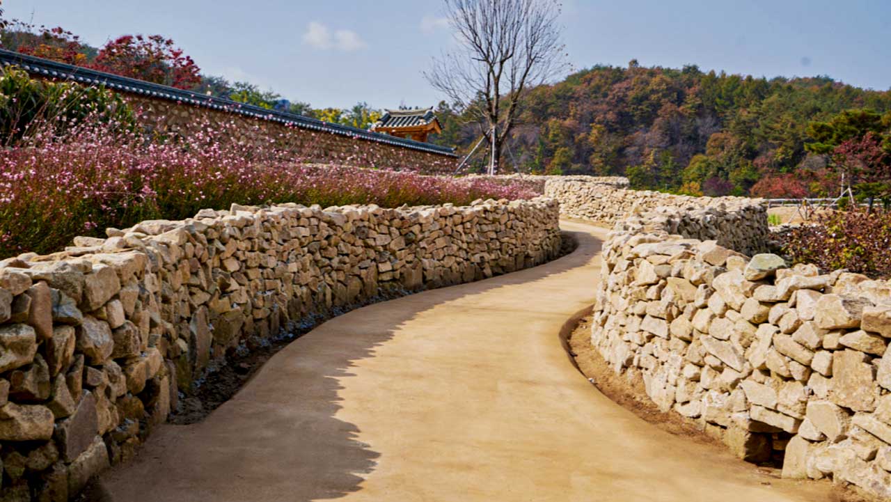 황토빛 산책로가 굽이굽이 이어지는 경기 양평 메덩골정원 한국정원. / 메덩골정원