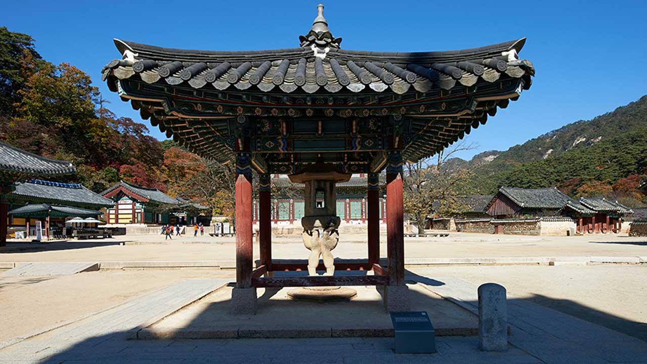 단풍이 물든 산자락 아래 법주사 경내. / 대한불교조계종 제5교구본사