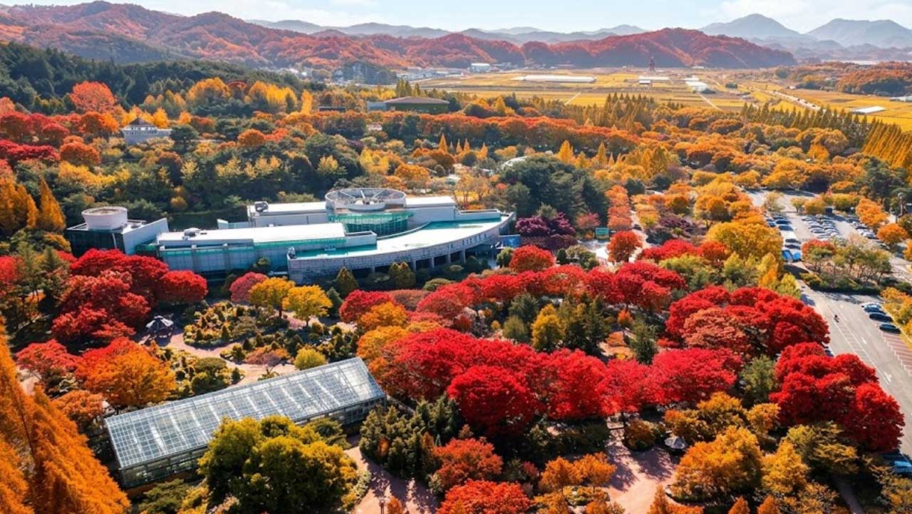 열대온실과 전시관이 들어선 경남 진주 경상남도수목원 가을 전경. / 경상남도수목원, ai