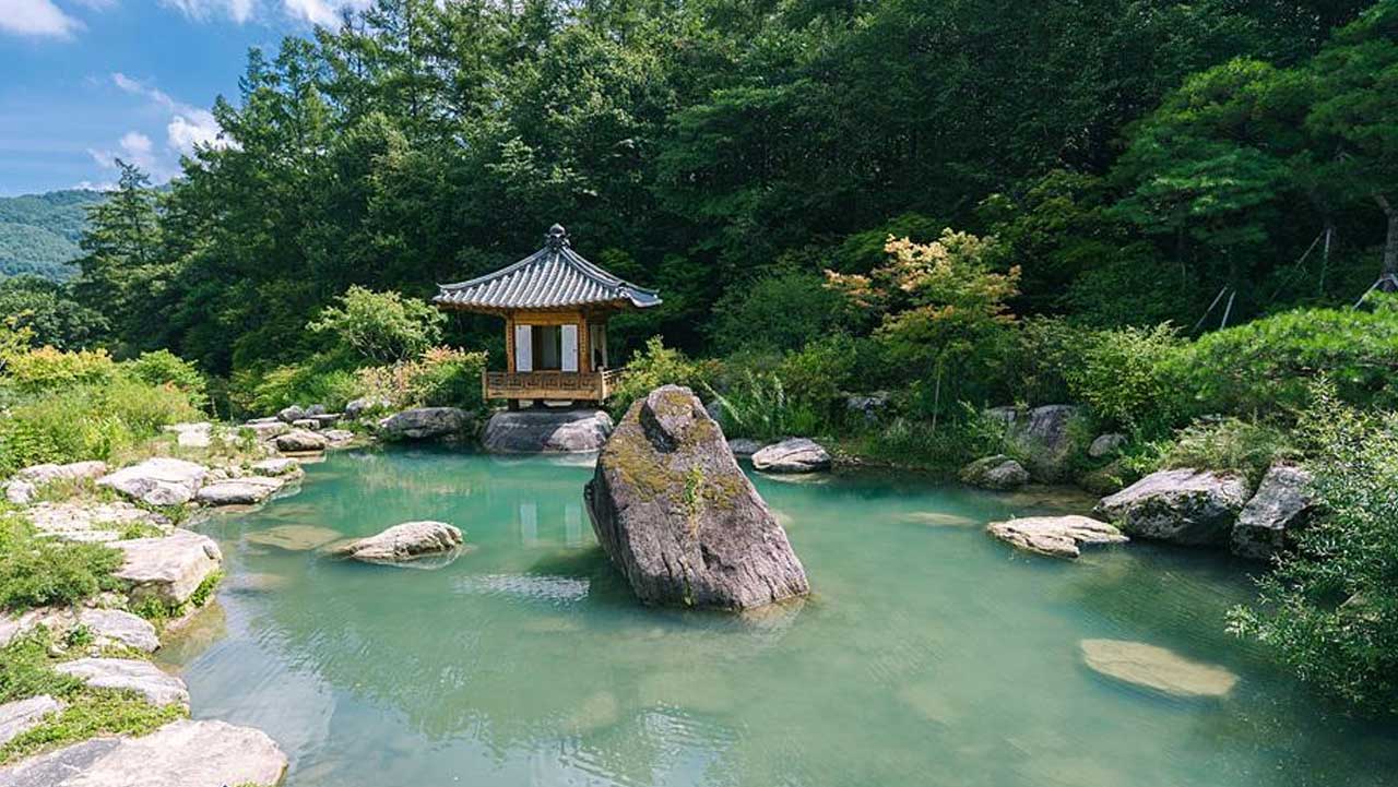 연못 한가운데 바위와 정자가 놓인 경기 양평 메덩골정원. / 대한민국 구석구석