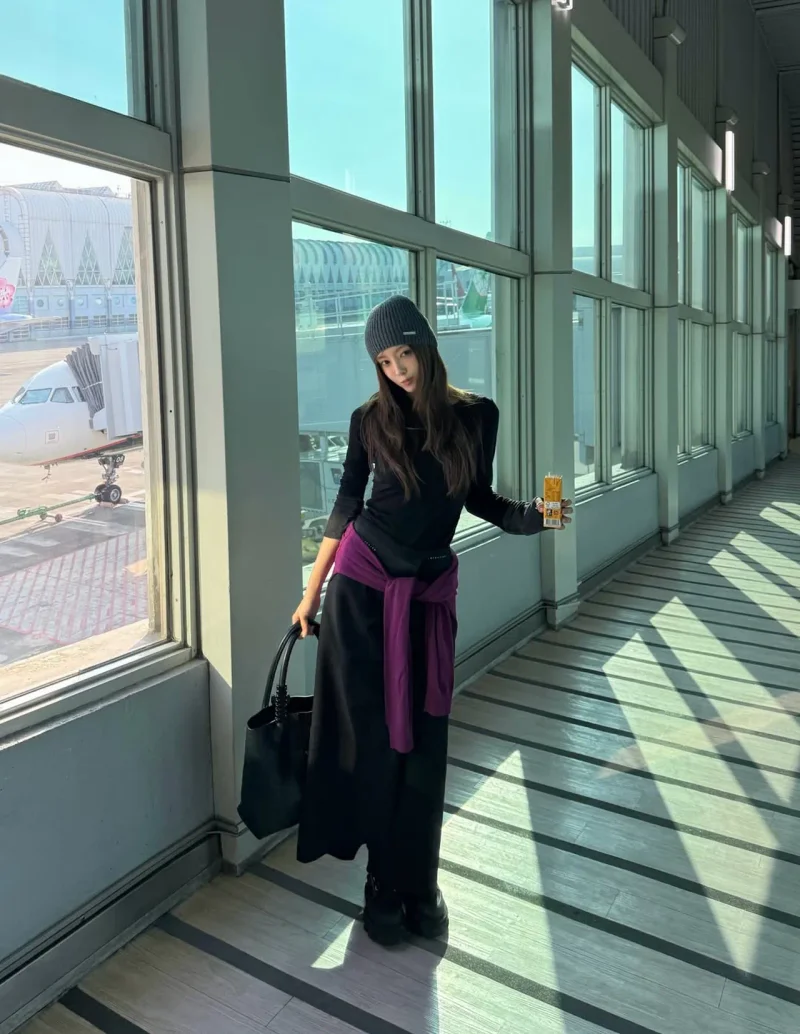 효민이 그레이 비니와 올블랙 룩에 퍼플 니트를 더해 포인트를 줬다. / 사진=효민 인스타그램 @hyominnn