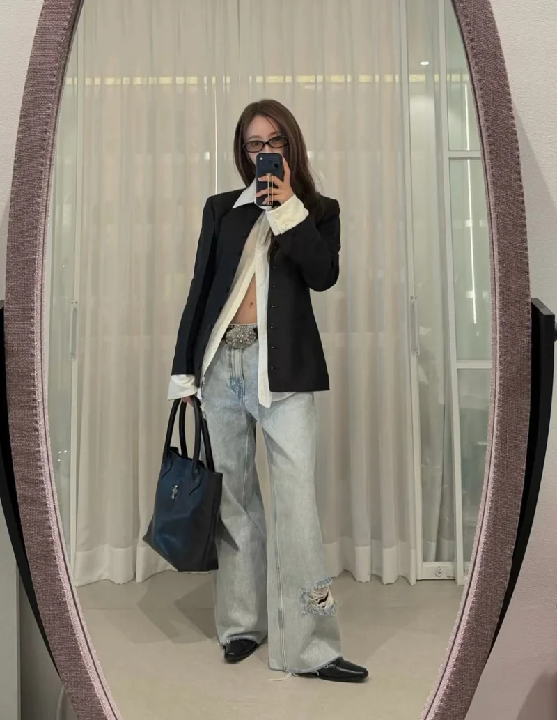 효민이 블랙 재킷과 화이트 셔츠, 라이트 워싱 와이드 데님으로 스타일링했다. / 사진=효민 인스타그램 @hyominnn
