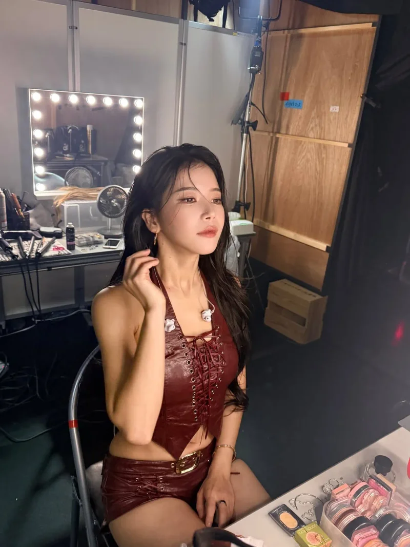 솔라가 버건디 톱과 쇼츠에 골드 버클 벨트를 매치한 대기실 사진. / 사진=솔라 인스타그램 @solarkeem