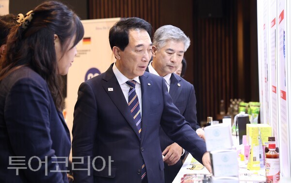 ▲외자 유치 등을 위해 지난 8월 22일부터 29일까지 유럽 출장에 나선 박수현(왼쪽 두 번째) 충남도지사가 조철기(세 번째) 충남도의회 의장과 함께 진열된 상품들을 살펴보고 있다. /사진-충남도