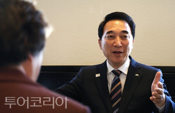 ▲외자 유치 등을 위해 지난 8월 22일부터 29일까지 유럽 출장에 나선 박수현 충남도지사 모습. /사진-충남도