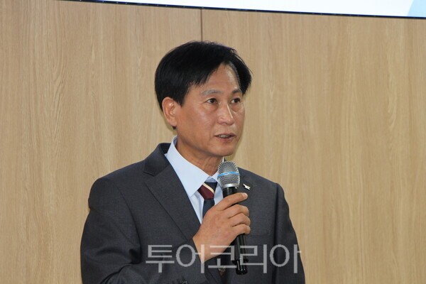 김진규 검단구청장이 26일 오전 검단구청 본관 3층 재난안전상황실에서 기자회견을 마무리하고 취재진의 질의에 답하고 있다. 2026.10.26. / 투어코리아 이창호 기자