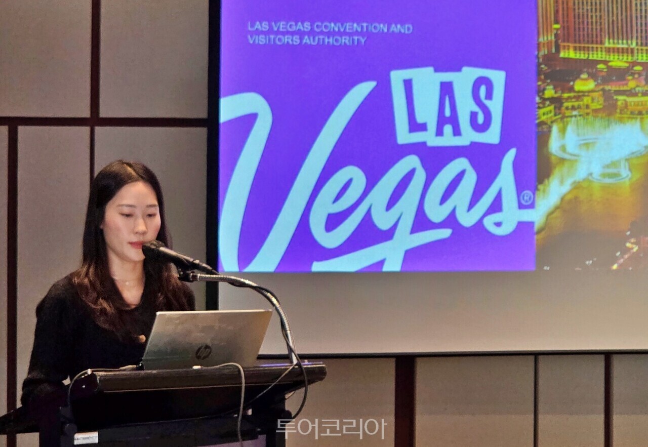 라스베이거스 관광청은 26일부터 5일간 서울·광주·대전·대구·부산 등 전국 5개 도시에서 ‘2026 라스베이거스 관광청 X 모두투어 로드쇼’를 개최한다. 26일 서울 그랜드 하얏트에서 열린 첫 로드쇼에서 민나래 차장이 열고 라스베이거스의 최신 관광 동향을 일렸다. /사진-투어코리아