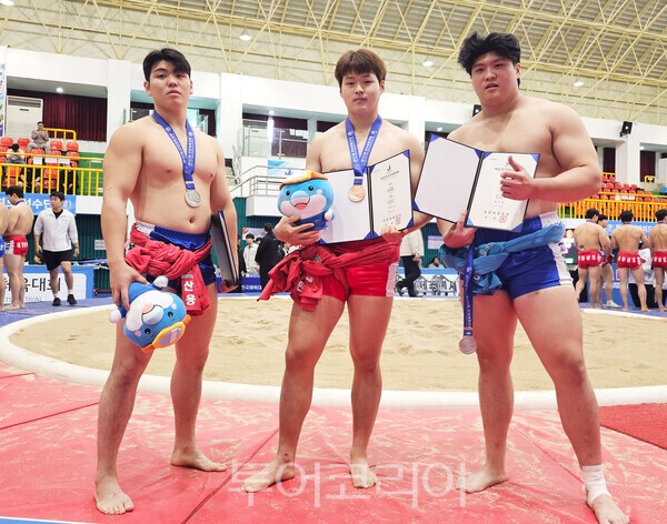 울산대학교 씨름부는 지난 19일 한림체육관에서 열린 제107회 전국체육대회 남자대학부 씨름 경기에서 은메달 2개와 동메달 1개를 획득했다./사진-울산대