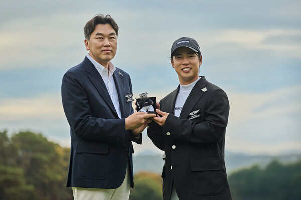 (왼쪽부터) 제네시스사업본부장 이시혁 전무, 2026 제네시스 챔피언십 우승자 가쓰라가와 유토 선수가 기념사진을 촬영하고 있는 모습 (사진=제네시스 제공)