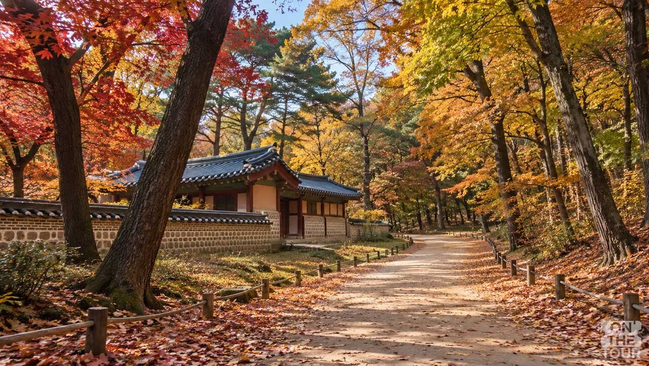 단풍나무와 고즈넉한 한옥이 어우러진 구리 동구릉의 가을 풍경. (AI 생성) / 온더투어
