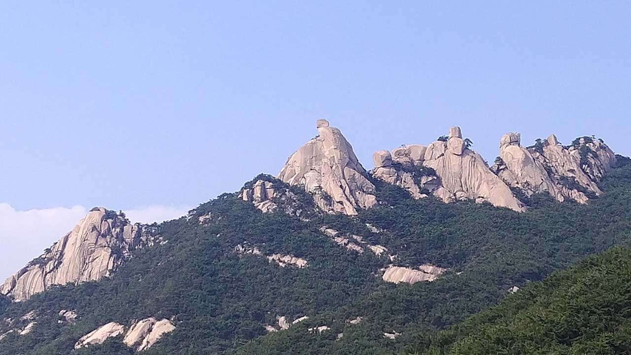 북한산 우이령길에서 올려다본 도봉산 오봉. / 국립공원공단