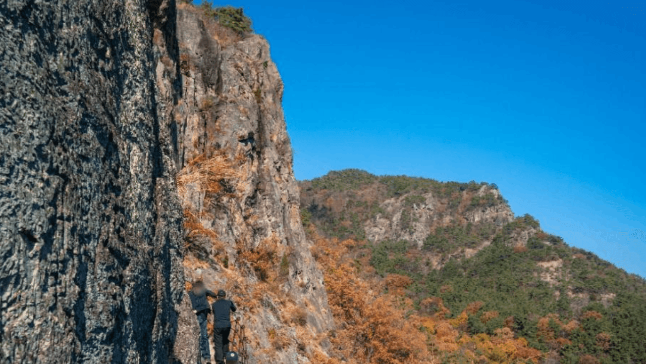 구미 금오산 도선굴로 이어지는 절벽 옆 통로를 따라 오르는 탐방객들. / 대한민국 구석구석