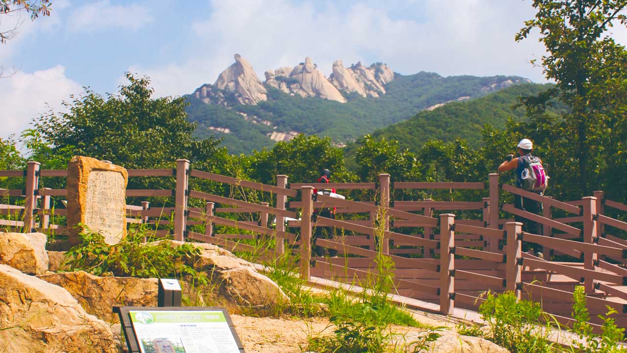 북한산 우이령길 오봉 전망대에서 탐방객이 도봉산 오봉 쪽을 바라보고 있다. / 서울둘레길