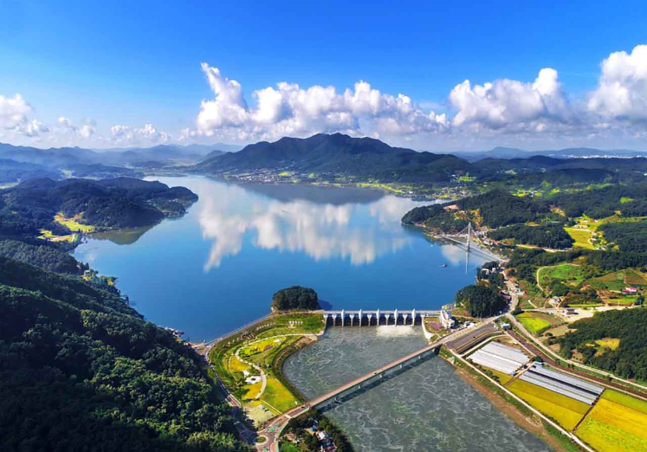 예당호 출렁다리 관광명소. / 사진=충남관광 제공