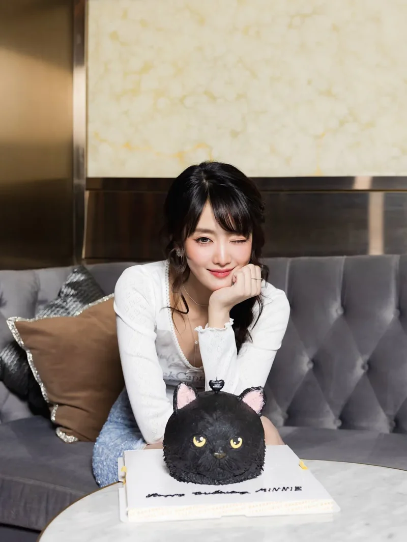 민니가 '29, surrounded by love'라는 문구와 함께 공개한 생일 사진 / 사진=민니 인스타그램 @min.nicha