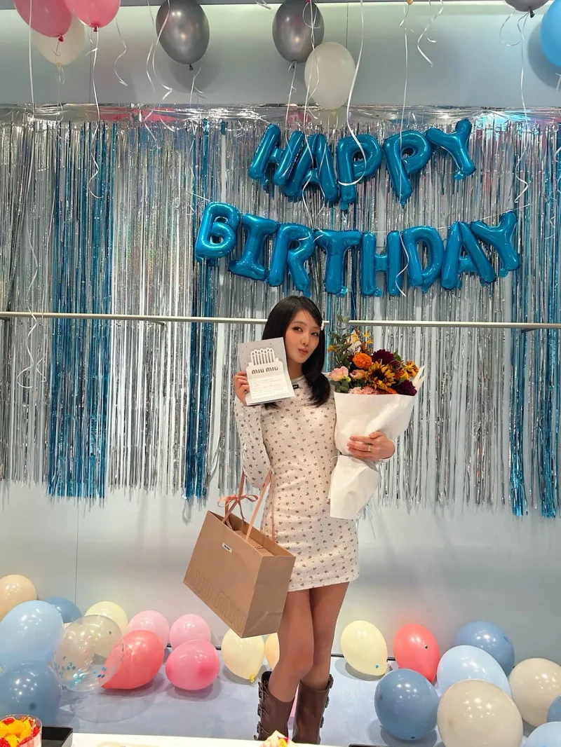 민니가 풍선과 꽃다발로 꾸며진 공간에서 생일을 기념하는 모습 / 사진=민니 인스타그램 @min.nicha