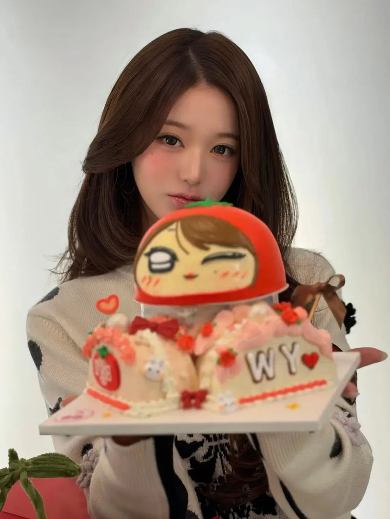 장원영이 '역시 안 닮았다'고 한 토마토 모양 케이크를 카메라 앞에 내밀고 있다. / 사진=장원영 인스타그램 @for_everyoung10