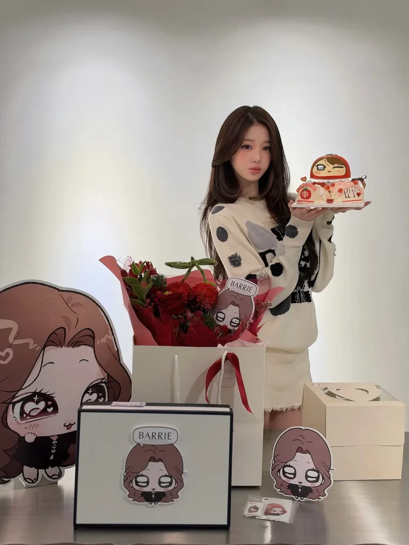 장원영이 꽃다발과 상자, 캐릭터 조형물 사이에서 토마토 모양 케이크를 들고 서 있다. / 사진=장원영 인스타그램 @for_everyoung10