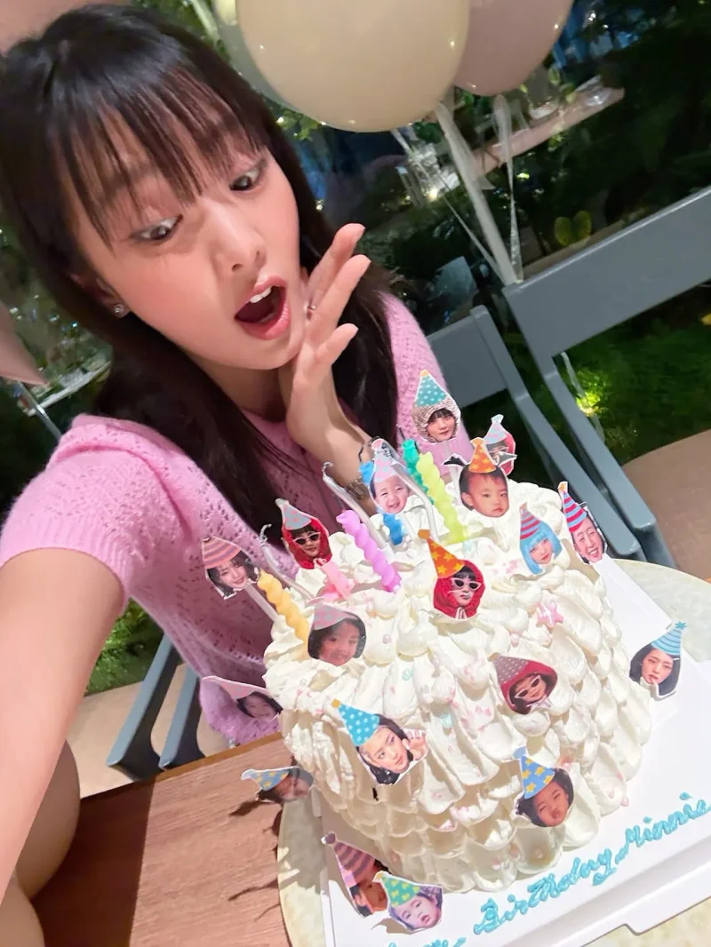민니가 얼굴 사진 스티커로 장식된 케이크와 함께 공개한 생일 사진 / 사진=민니 인스타그램 @min.nicha