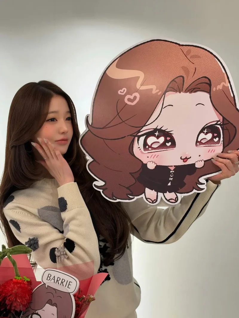 장원영이 자신을 닮았다고 한 커다란 캐릭터 패널을 들고 포즈를 취하고 있다. / 사진=장원영 인스타그램 @for_everyoung10