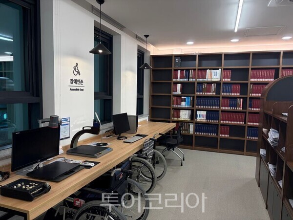 시각장애인을 위한 점자표시 도서/투어코리아뉴스 정명달 기자 사진=용인시
