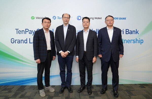 삼성전자가 지난 26일 중국 선전(Shenzhen)에 위치한 텐센트 본사에서 텐센트·우리은행과 함께 '삼성월렛 머니' 해외 결제 서비스 지원과 협력 강화를 위한 업무협약을 체결했다. (왼쪽부터) 삼성전자 MX사업부 디지털월렛팀장 채원철 부사장, 텐페이 글로벌 제임스 양 CEO, 텐센트 금융기술부문 다니엘 홍 부사장, 우리은행 정진완 은행장 (사진=삼성전자 제공)