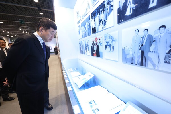 27일 오전 서울 광화문 흥국생명빌딩에서 열린 이임용 전 태광그룹 선대회장 30주기 추모식을 마치고 이호진 태광산업 고문이 고인의 생전 기록을 담은 사진전을 둘러보고 있다. (사진=태광그룹 제공)