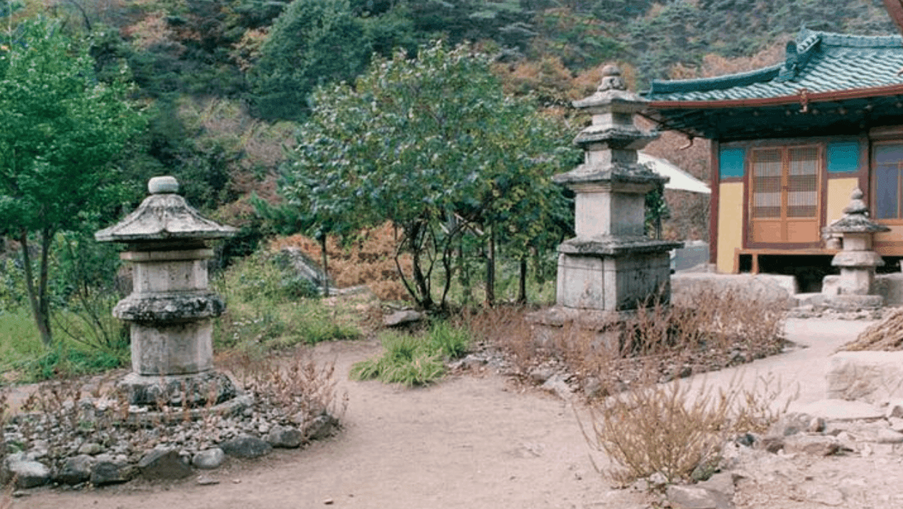 영주 초암사 경내. 석등과 석탑, 전각이 소백산 자락을 배경으로 자리해 있다. / 국가유산포털