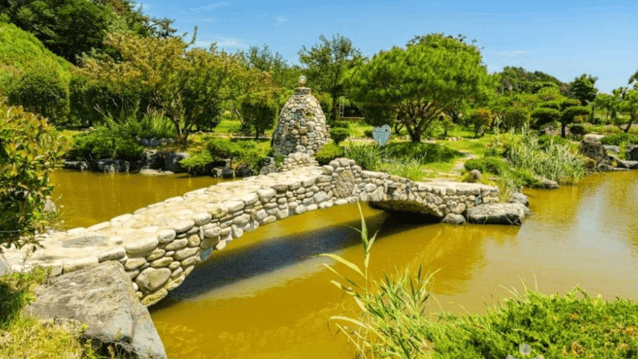 순천 가야정원 연못 위의 돌다리. / 대한민국 구석구석