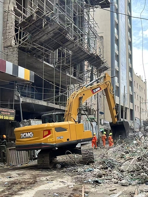An XCMG excavator is deployed at the site of a collapsed building in Nairobi to assist rescue teams in clearing debris and locating survivors. An XCMG excavator is deployed at the site of a collapsed building in Nairobi to assist rescue teams in clearing debris and locating survivors.
