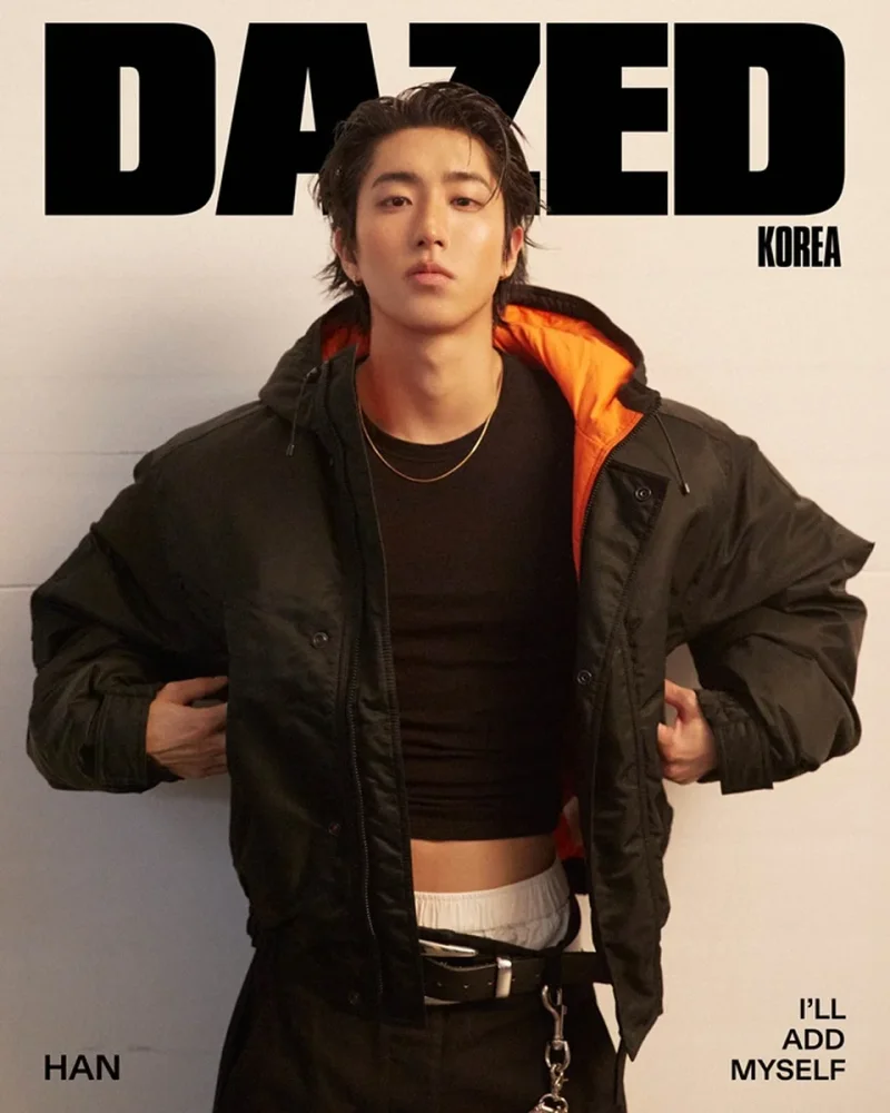 오렌지색 안감이 돋보이는 블랙 후드 재킷을 착용한 데이즈드 코리아 윈터 에디션 표지 / 사진=데이즈드 코리아