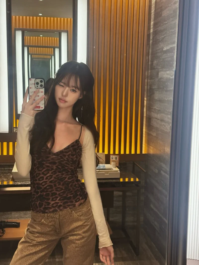 박희선이 레오파드 패턴 상의에 베이지색 겉옷을 매치하고 거울 셀카를 찍었다. / 사진=박희선 인스타그램 @heesunrose