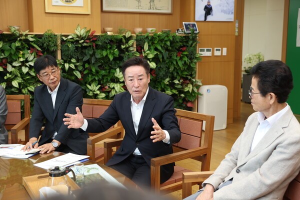 박권현 청도군수가 경북도청을 방문해 지역 현안에 대해 설명, 건의하고 있다./사진-청도군